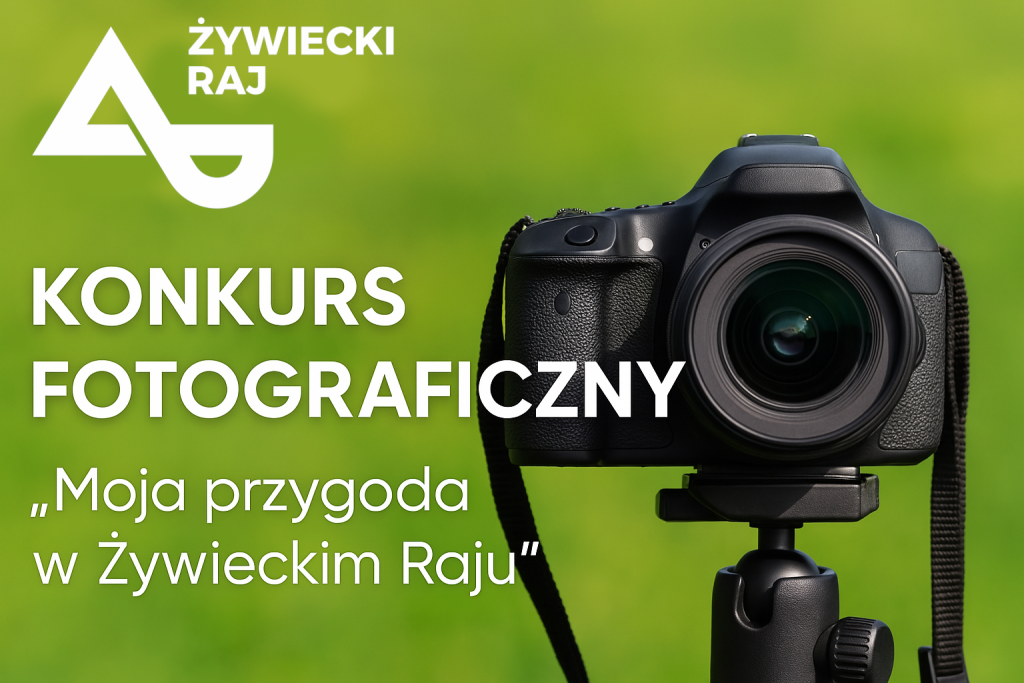 Grafika promująca konkurs fotograficzny marki Żywiecki Raj. Po lewej stronie białe napisy: ‘Żywiecki Raj’, ‘KONKURS FOTOGRAFICZNY’, ‘Moja przygoda w Żywieckim Raju’. Po prawej stronie ciemny aparat fotograficzny na statywie, ustawiony na tle zielonego, rozmytego krajobrazu.